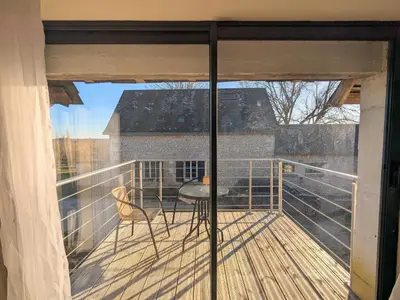 Balcon ou terrasse dans l'établissement Charmant gîte en Berry avec terrasse et bain nordique - FR-1-591-730
