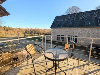 Balcon ou terrasse dans l'établissement Charmant gîte en Berry avec terrasse et bain nordique - FR-1-591-730