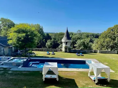 Piscine de l'établissement Charmant gîte en Berry avec terrasse et bain nordique - FR-1-591-730 ou située à proximité