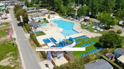 Piscine de l'établissement Mobil-home tout confort en camping avec terrasse couverte ou située à proximité