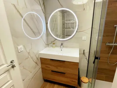 Salle de bains dans l'établissement Charmant gîte à Langeais avec terrasse et wifi inclus pour 4 personnes - FR-1-381-616