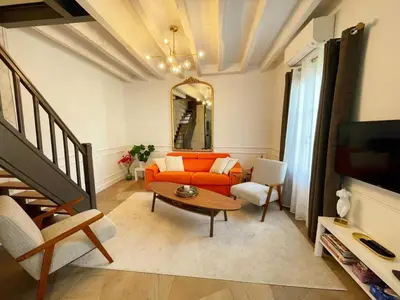 Télévision ou salle de divertissement dans l'établissement Charmant gîte à Langeais avec terrasse et wifi inclus pour 4 personnes - FR-1-381-616
