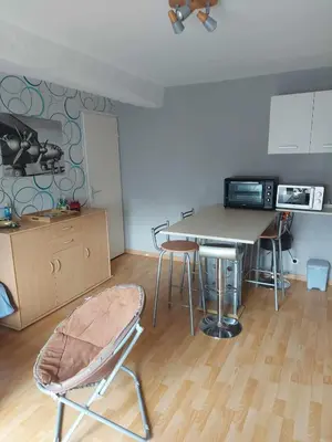 Cuisine ou kitchenette dans l'établissement appartement a l'étage d'une maison avec entrée commune comprenant une chambre avec un grand lit , une d'enfant et un clic-clac dans la piece de vie