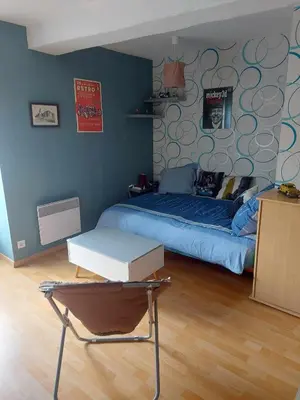 Un ou plusieurs lits dans un hébergement de l'établissement appartement a l'étage d'une maison avec entrée commune comprenant une chambre avec un grand lit , une d'enfant et un clic-clac dans la piece de vie