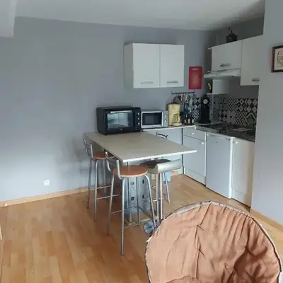 appartement a l'étage d'une maison avec entrée commune comprenant une chambre avec un grand lit
