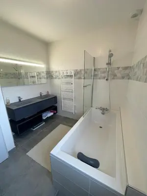 Salle de bains dans l'établissement Grande maison- 10 mn circuit 24h