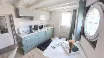 Cuisine ou kitchenette dans l'établissement Gîte Aux-Enverons