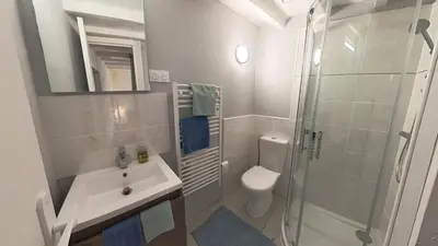 Salle de bains dans l'établissement Gîte Aux-Enverons