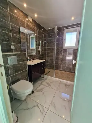 Salle de bains dans l'établissement Villa spacieuse avec piscine privée à Ranton - 330 m²