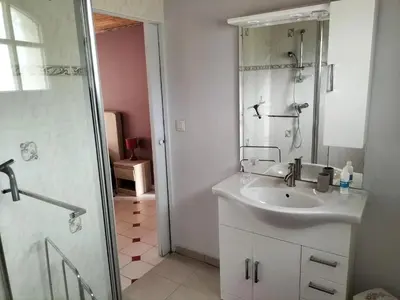Salle de bains dans l'établissement Villa spacieuse avec piscine privée à Ranton - 330 m²
