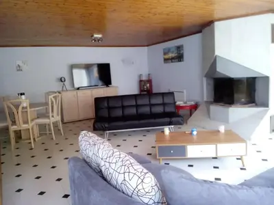 Coin salon dans l'établissement Villa spacieuse avec piscine privée à Ranton - 330 m²