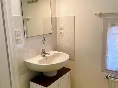 Salle de bains dans l'établissement Gîte Confortable avec Jardin et Parking Près de Blois - FR-1-491-462