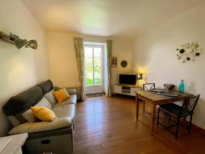 Télévision ou salle de divertissement dans l'établissement Gîte Confortable avec Jardin et Parking Près de Blois - FR-1-491-462