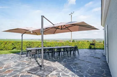 Balcon ou terrasse dans l'établissement Maison 15 p avec piscine sud Touraine