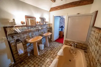 Salle de bains dans l'établissement Le Relais Cicero