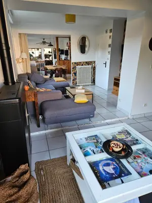 Coin salon dans l'établissement Maison proche Boulerie Jump Savigné l'évêque, proche Circuit 24h