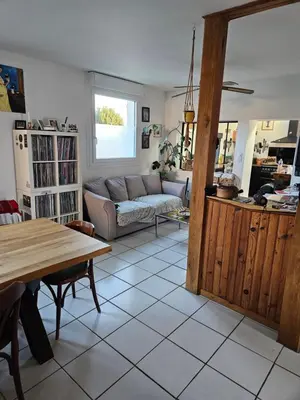 Coin salon dans l'établissement Maison proche Boulerie Jump Savigné l'évêque, proche Circuit 24h