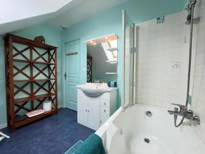 Salle de bains dans l'établissement Villa Isaac - Piscine naturelle - Proche Boulerie Jump - 8p
