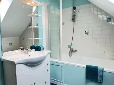 Salle de bains dans l'établissement Villa Isaac - Piscine naturelle - Proche Boulerie Jump - 8p