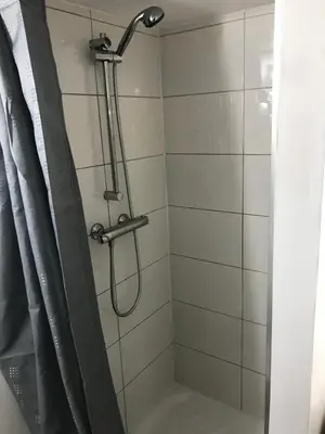 Salle de bains dans l'établissement STUDIO à ROUILLON