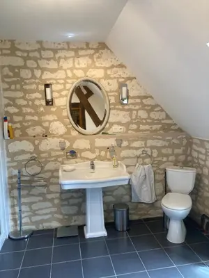 Salle de bains dans l'établissement Cambraye