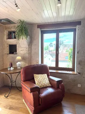 Coin salon dans l'établissement La Grange de Montrésor