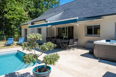 Piscine de l'établissement Gîte la Seigneurie -Piscine & SPA ou située à proximité