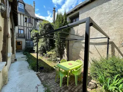 Jardin de l'établissement gîte des martinets and its corner of greenery