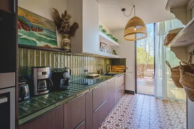 Cuisine ou kitchenette dans l'établissement La Maison D'Ambre - Jacuzzi - Sauna- Clim
