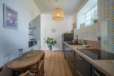 Cuisine ou kitchenette dans l'établissement L'HIRONDELLE