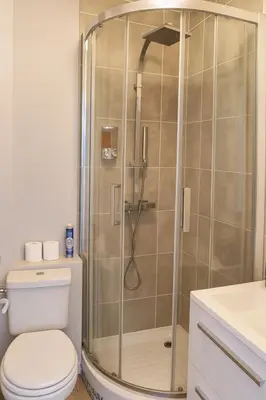 Salle de bains dans l'établissement Maison cosy centre-ville 5 chambres