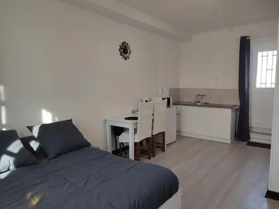 Cuisine ou kitchenette dans l'établissement Studio indépendant