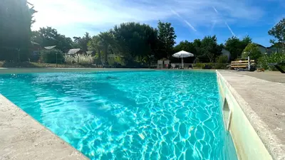Piscine de l'établissement Cottage chateau de la loire ou située à proximité