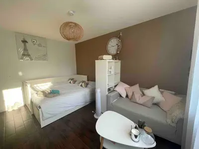 Un ou plusieurs lits dans un hébergement de l'établissement Villa Californie avec piscine près du circuit des 24H