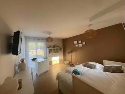 Un ou plusieurs lits dans un hébergement de l'établissement Villa Californie avec piscine près du circuit des 24H