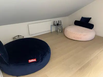 Coin salon dans l'établissement Villa Californie avec piscine près du circuit des 24H
