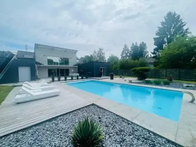 Piscine de l'établissement Villa Californie avec piscine près du circuit des 24H ou située à proximité