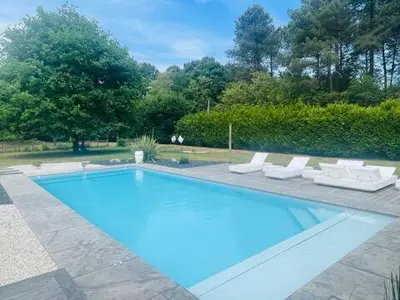 Piscine de l'établissement Villa Californie avec piscine près du circuit des 24H ou située à proximité