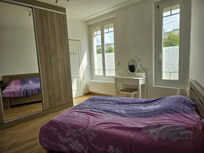 Un ou plusieurs lits dans un hébergement de l'établissement Chambre pleine de charme face à la muraille romaine et face à la cathédrale