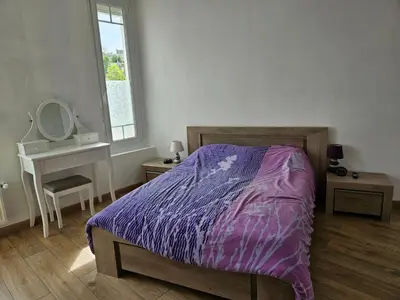 Un ou plusieurs lits dans un hébergement de l'établissement Chambre pleine de charme face à la muraille romaine et face à la cathédrale