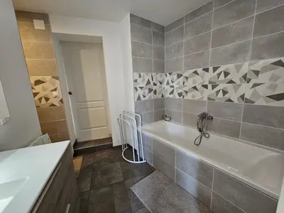 Salle de bains dans l'établissement Chambre pleine de charme face à la muraille romaine et face à la cathédrale