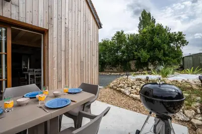 Barbecue disponible mis à disposition des clients de la maison de vacances