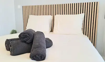 Un ou plusieurs lits dans un hébergement de l'établissement Studio Cosy et Élégant avec place privée