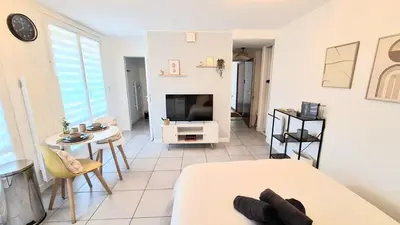Télévision ou salle de divertissement dans l'établissement Studio Cosy et Élégant avec place privée