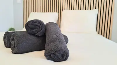 Un ou plusieurs lits dans un hébergement de l'établissement Studio Cosy et Élégant avec place privée