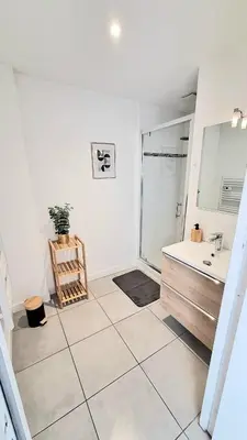 Salle de bains dans l'établissement Studio Cosy et Élégant avec place privée