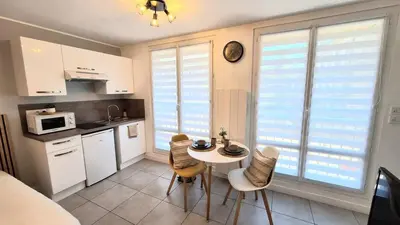 Cuisine ou kitchenette dans l'établissement Studio Cosy et Élégant avec place privée