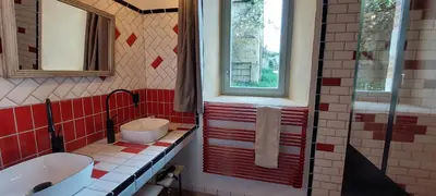 Salle de bains dans l'établissement Eco-gîte - Domaine de La Gavolerie