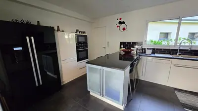 Cuisine ou kitchenette dans l'établissement Villa Bastilaure