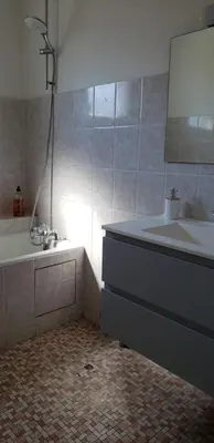 Salle de bains dans l'établissement Grand appartement à Thouars